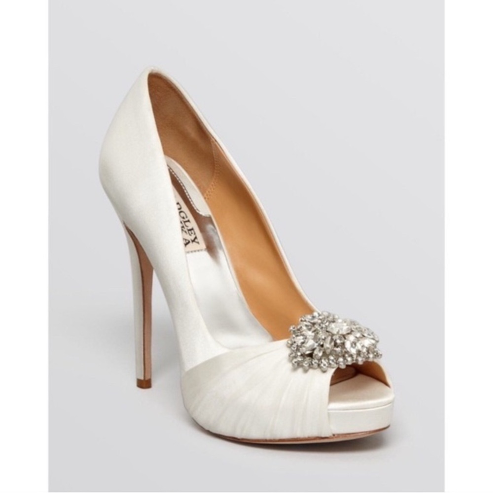 Badgley Mischka Pettal Ivory White Crystal Satin Elegant Wedding Pumps size 9